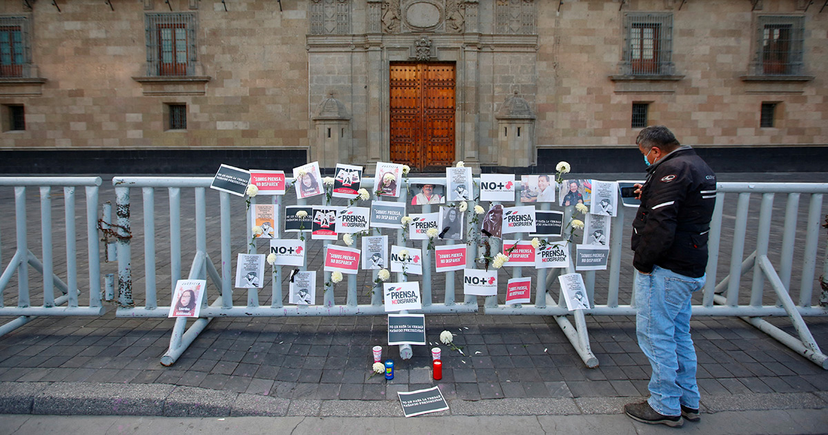 I nomi di alcuni dei giornalisti uccisi in Messico davanti al Palazzo Nazionale di Città del Messico. Foto: Reuters