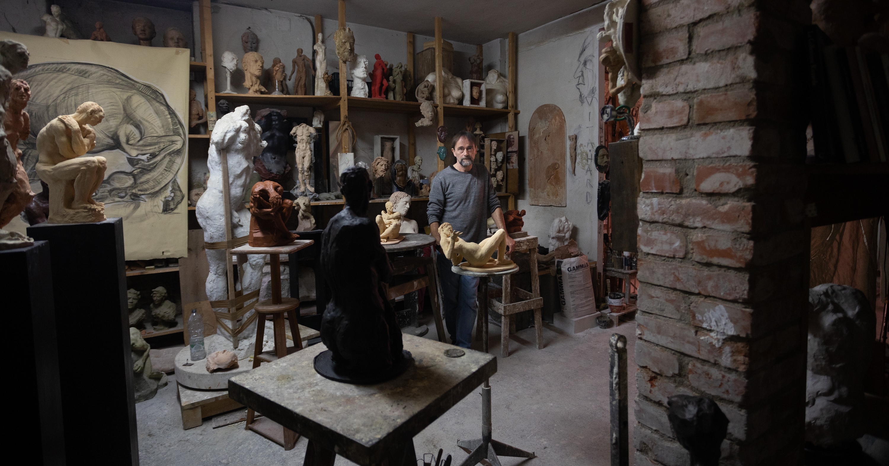 Lo scultore Ettore Greco nel suo atelier, a Padova. Foto: Massimo Pistore