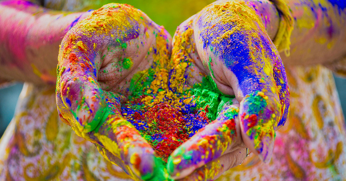 mani con polvere colorata
