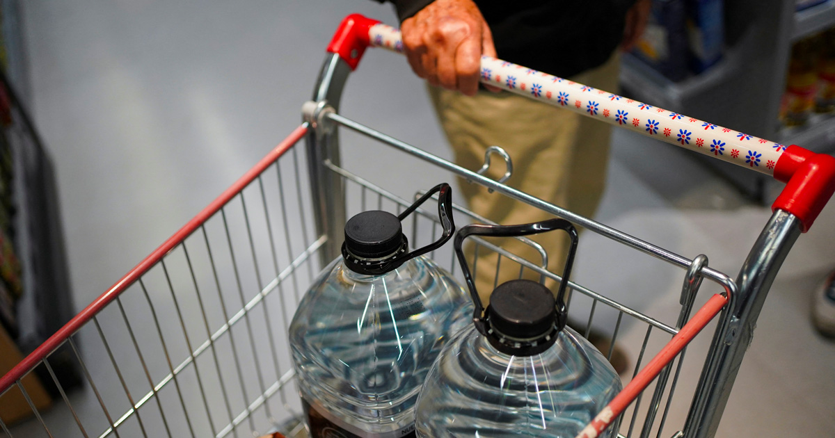 I cittadini comprano acqua in bottiglia nei supermercati. Foto: Reuters