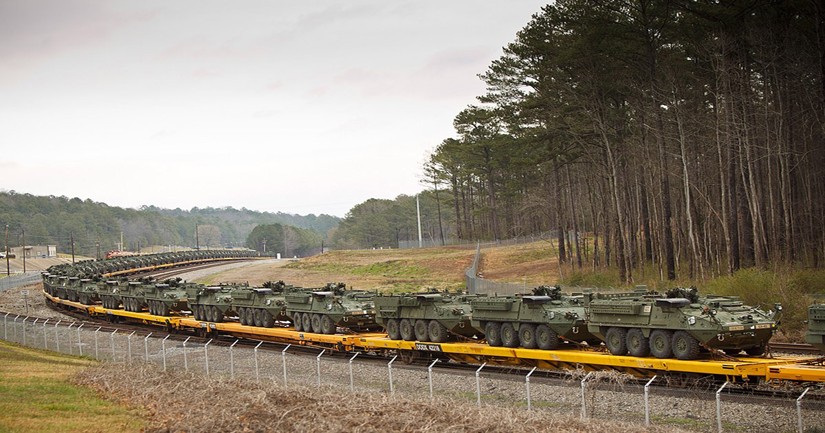 veicolo militari trasportati su un treno