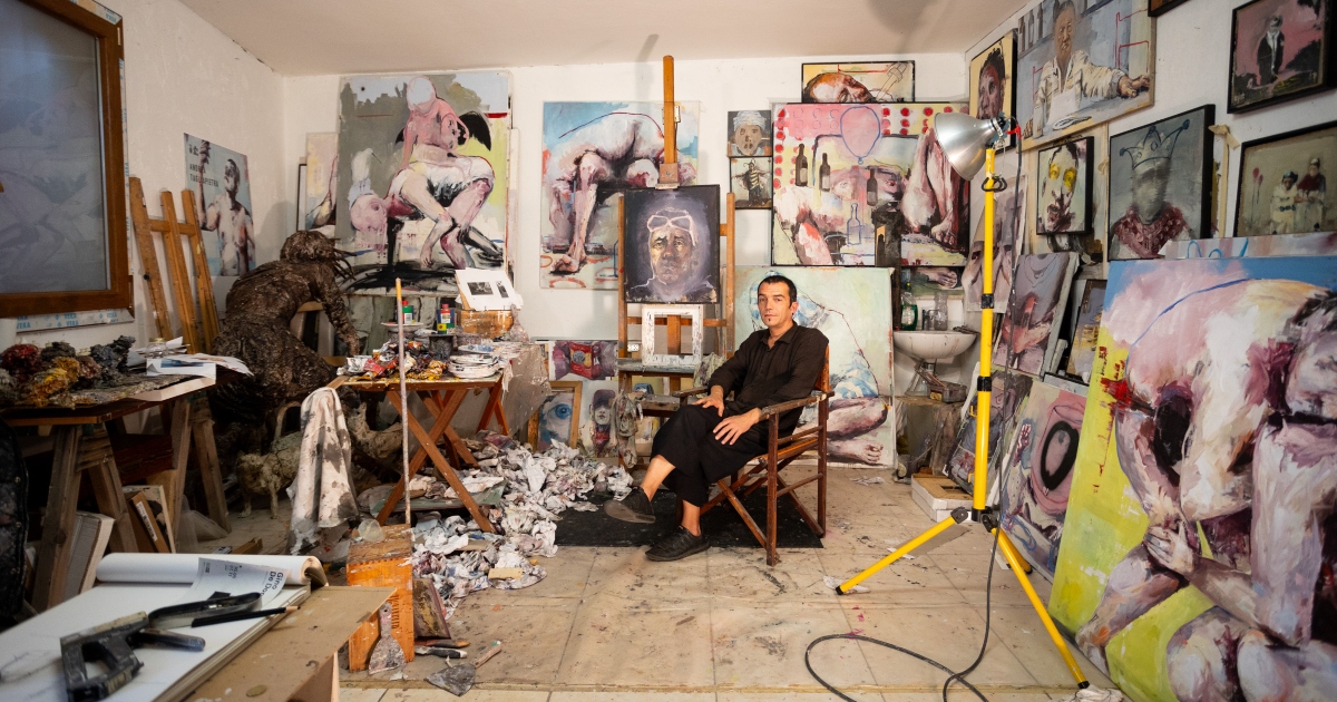 Andrea Tagliapietra nel suo studio di Burano. Foto: Massimo Pistore