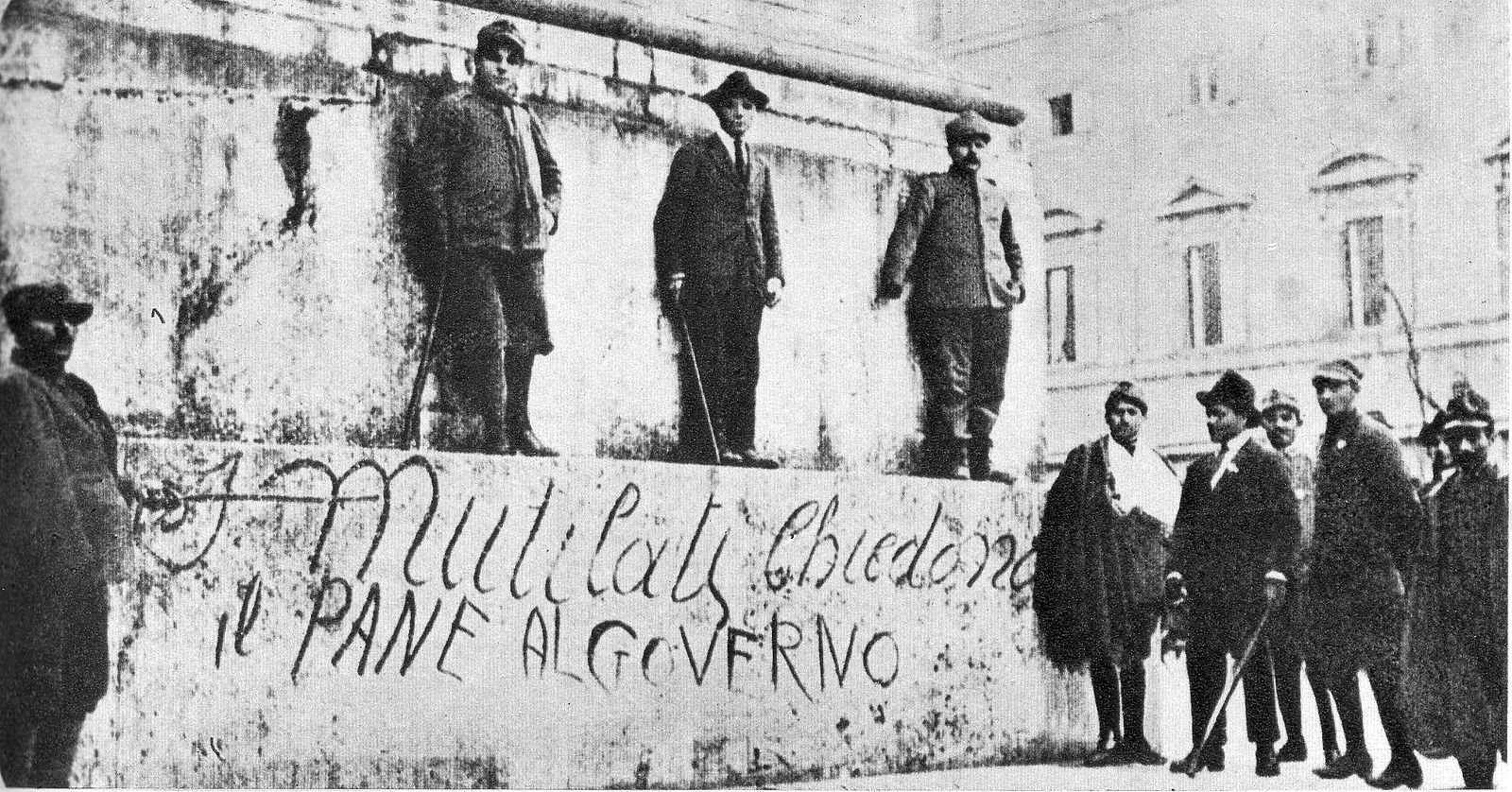 "I mutilati chiedono il pane al Governo" Storia del Fascismo di Enzo Biagi. 1919-1920