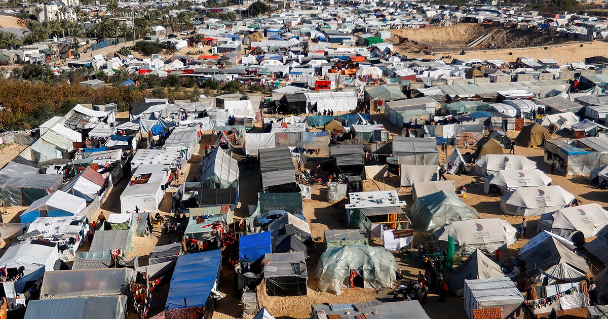 Il campo sfollati allestito a Rafah, a sud della Striscia di Gaza. Foto: Reuters