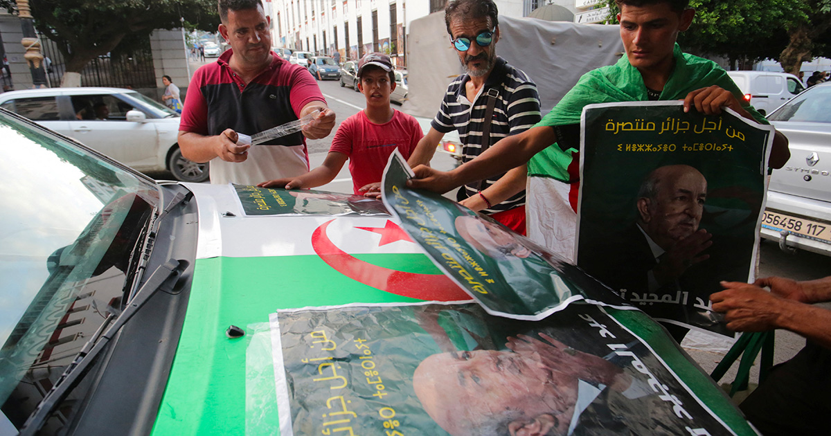 Manifesti elettorali con la foto del presidente Tebboune. Foto: Reuters