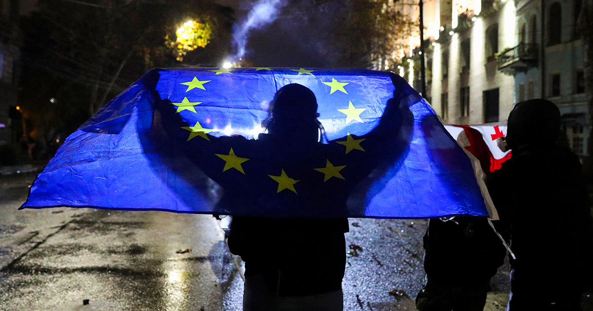 Manifestanti con le bandiere dell'UE durante una protesta contro il governo georgiano. Foto: Reuters