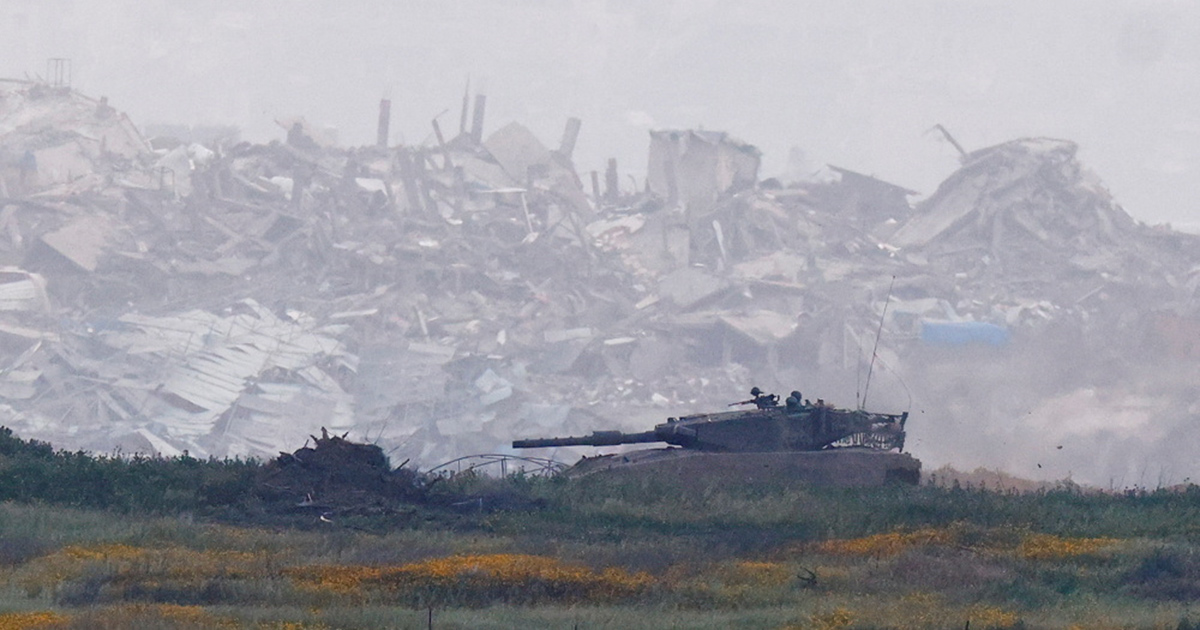 Un carro armato israeliano tra le rovine di Gaza. Foto: Reuters/Amir Cohen