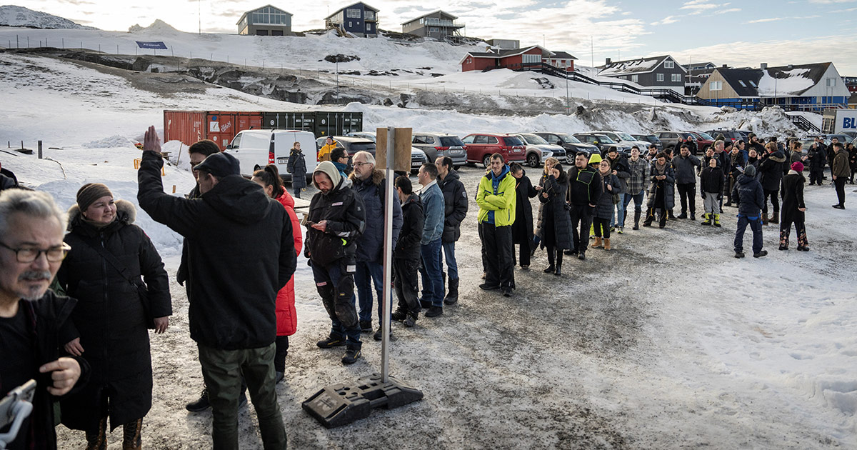 Le lunghe code ai seggi in Groenlandia. Foto: Reuters