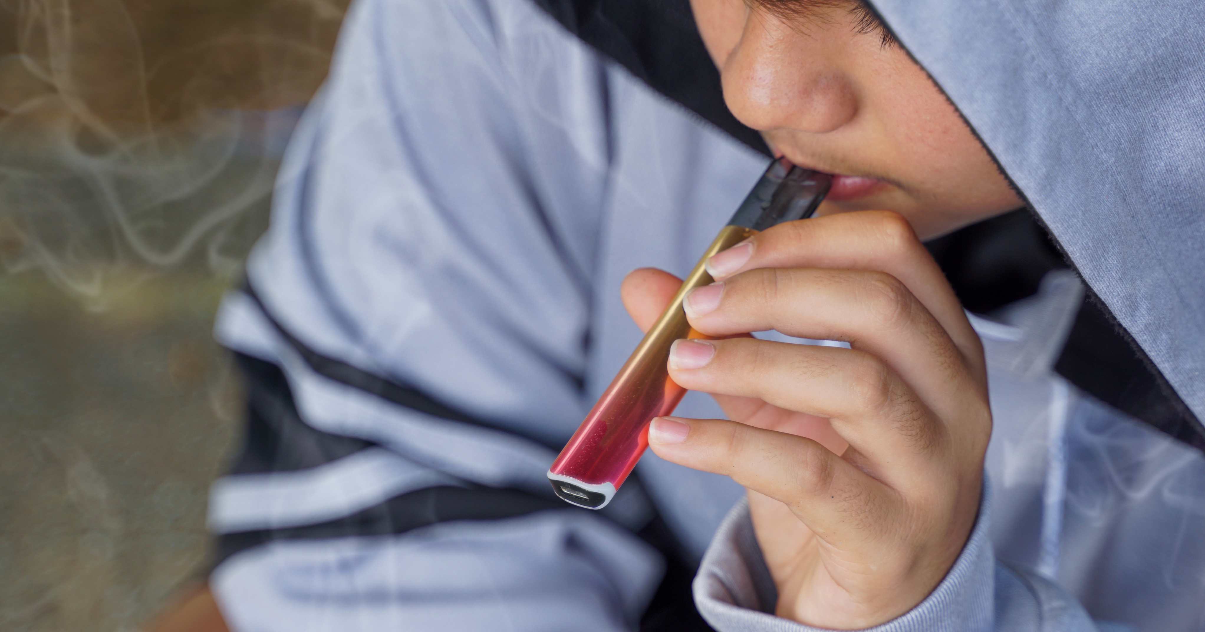 Ragazzo con e-cig Ragazzo con e-cig