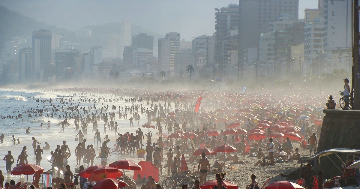 Una spiaggia affollata di Rio de Janeiro Una spiaggia affollata di Rio de Janeiro