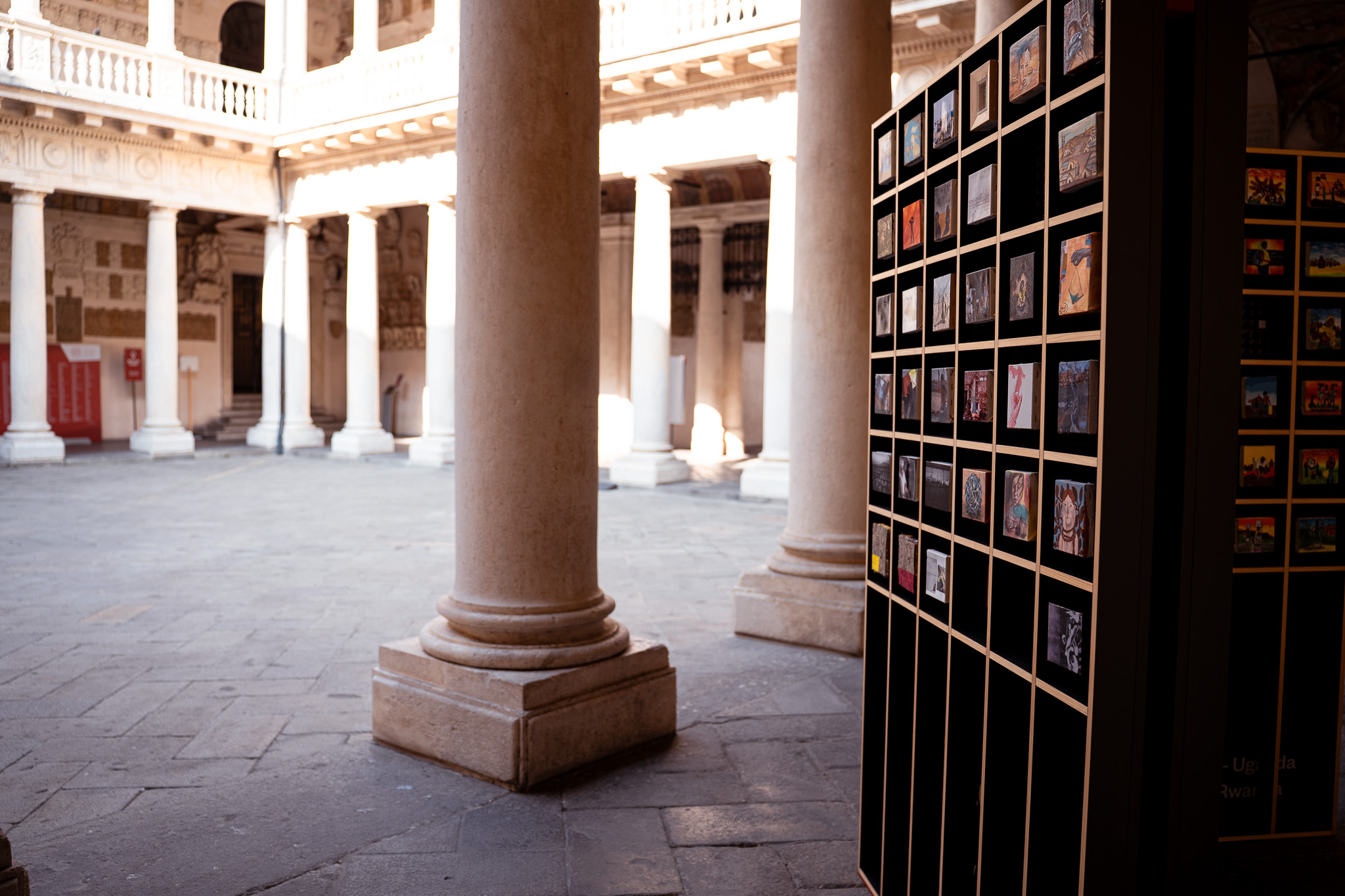 Foto mostra Out of Place