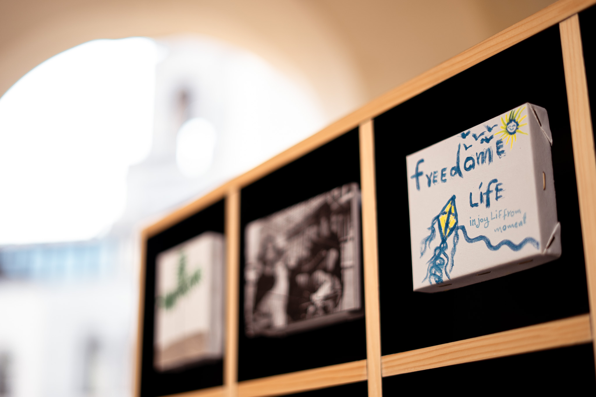 Foto mostra Out of Place