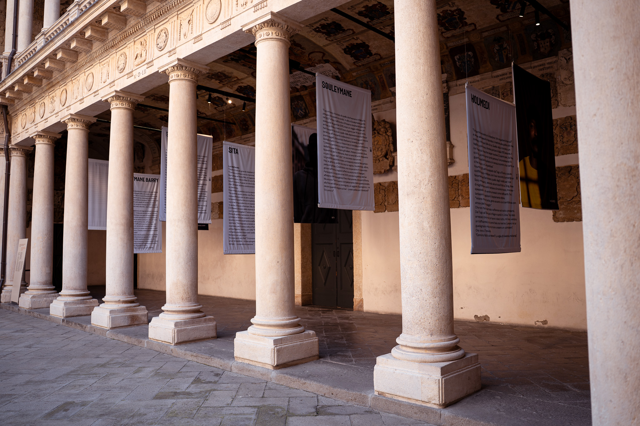 Foto mostra Out of Place