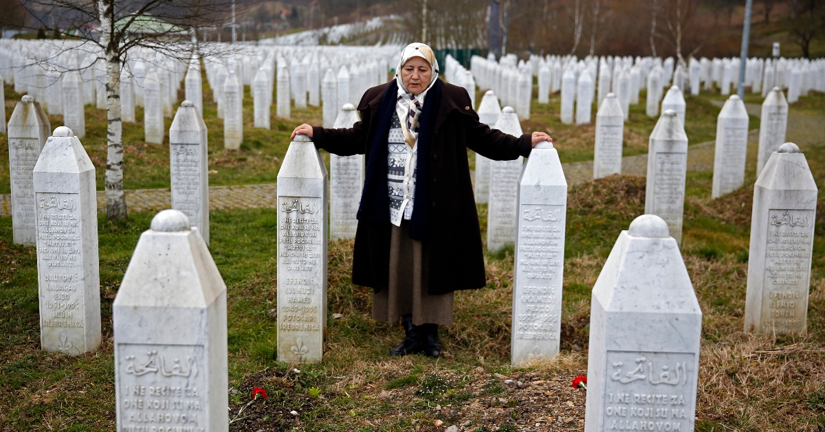 L'attivista bosniaca Fadila Efendic al memoriale di Srebrenica