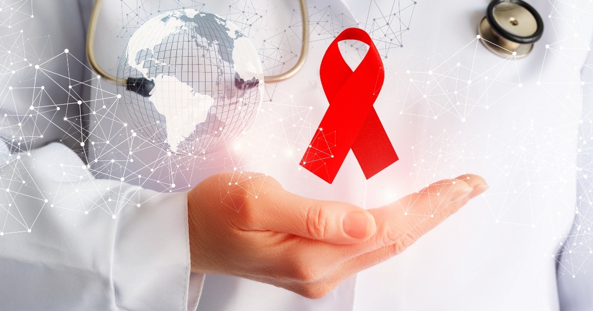 un medico con il fiocco rosso dell'hiv in mano medico con camice e un fiocco rosso in mano