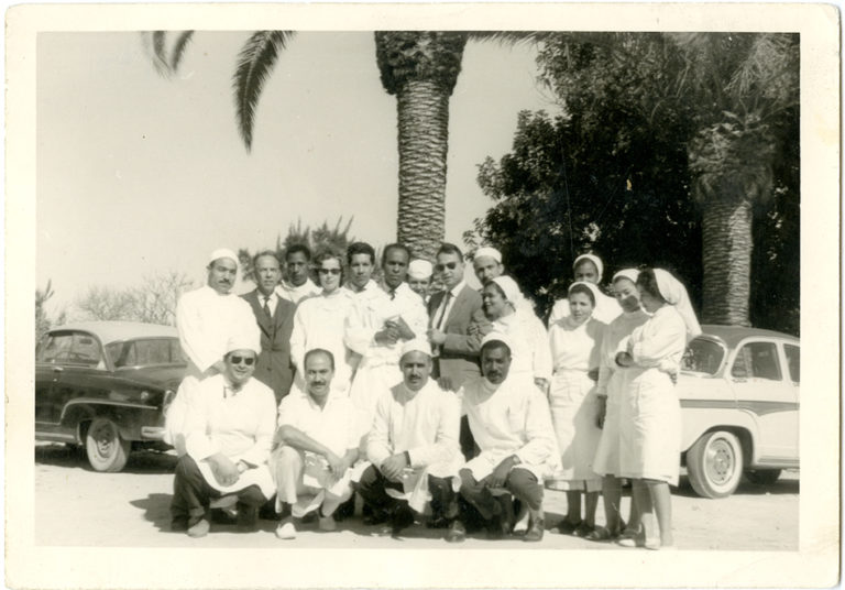 Frantz Fanon con il personale di Blida.