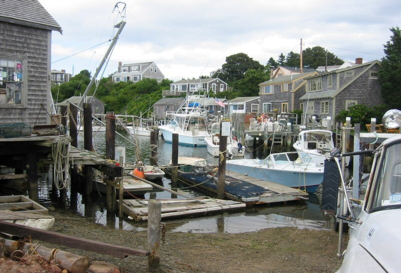 Il villaggio di pescatori di Menemsha sull’isola di Martha’s Vineyard, dove è stato girato “Lo squalo” Il villaggio di pescatori di Menemsha sull’isola di Martha’s Vineyard, dove è stato girato “Lo squalo”