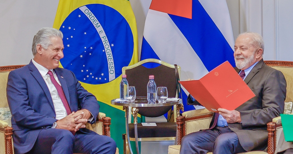 Il presidente brasiliano Lula (a destra) e il presidente cubano Miguel Díaz-Canel Il presidente brasiliano Lula (a destra) e il presidente cubano Miguel Díaz-Canel