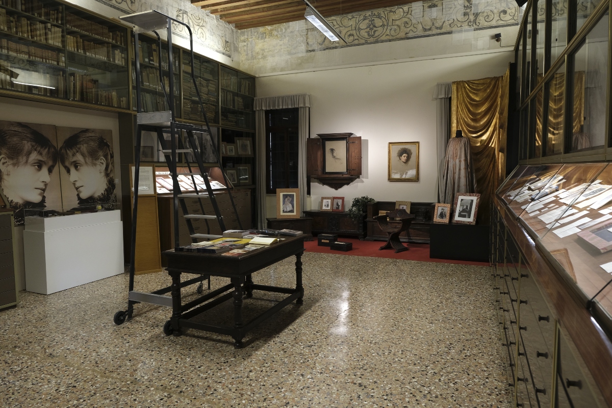 Stanza Duse - Fondazione Cini. Lo spazio allestito con le lettere 
