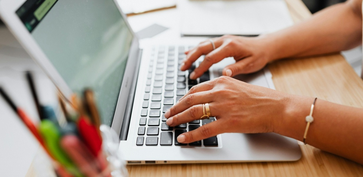 Persona che digita sulla tastiera di un notebook