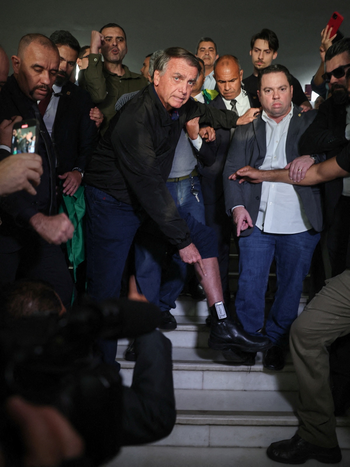 Bolsonaro mostra il braccialetto elettronico Bolsonaro mostra il braccialetto elettronico