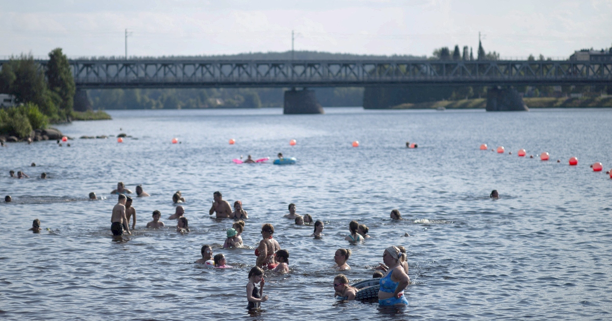 La gente sulla spiaggia di Ounaskoski a Rovaniemi, Finlandia, 23 luglio 2025 La gente sulla spiaggia di Ounaskoski a Rovaniemi, Finlandia, 23 luglio 2025