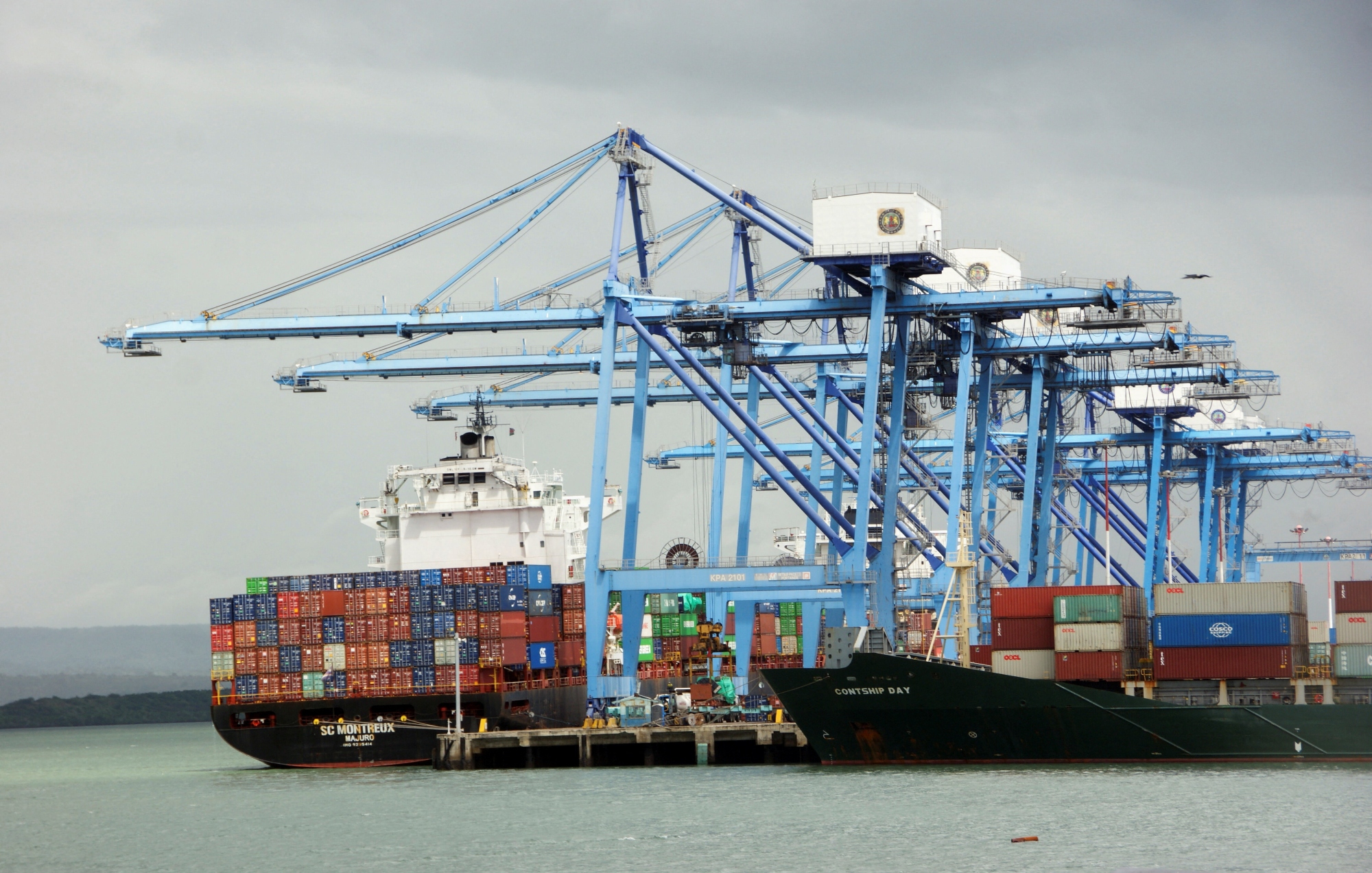 Le gru sistemano i container dalle navi all'interno del terminal container della Kenya Ports Authority (KPA) nel porto di Mombasa, Kenya, 30 luglio 2025. REUTERS/Laban Walloga Le gru sistemano i container dalle navi all'interno del terminal container della Kenya Ports Authority (KPA) nel porto di Mombasa, Kenya, 30 luglio 2025. REUTERS/Laban Walloga