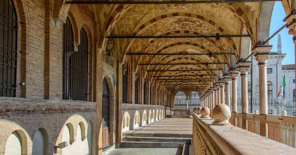 particolare del palazzo