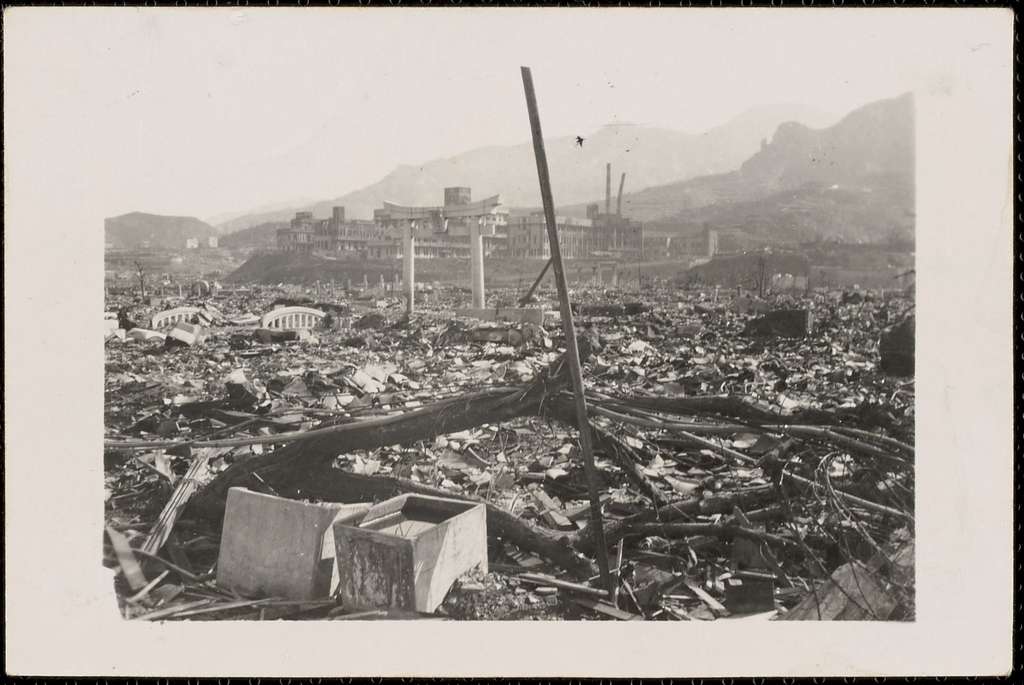 La devastazione causata dalla bomba atomica sganciata su Nagasaki. La devastazione causata dalla bomba atomica sganciata su Nagasaki.