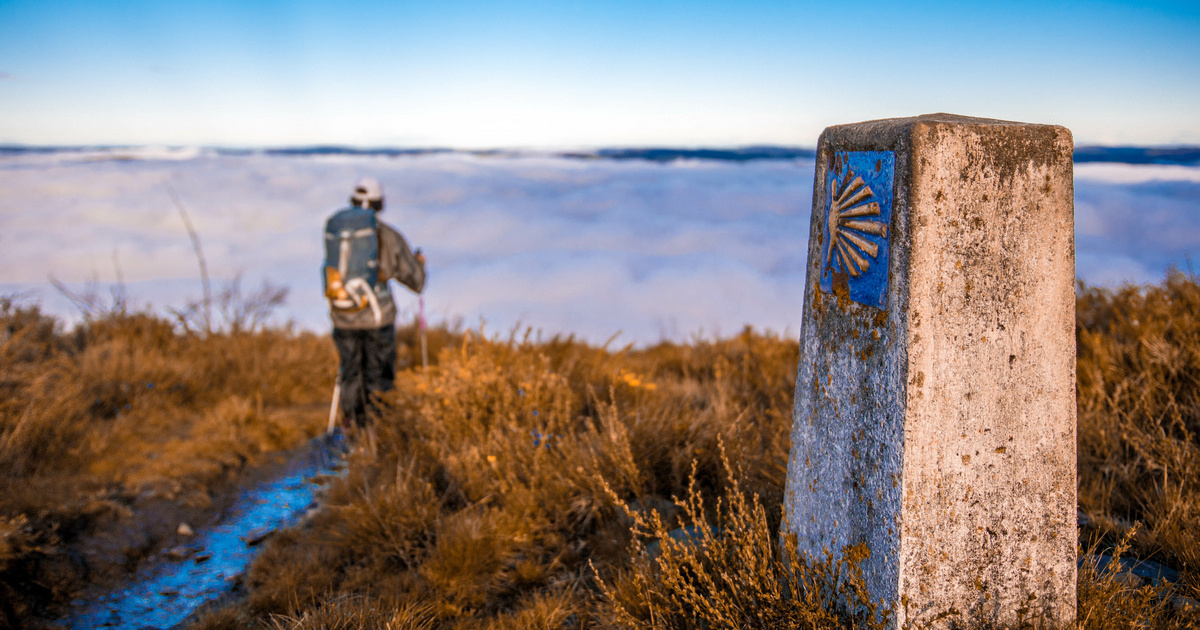 Un uomo di spalle sul cammino di Santiago
