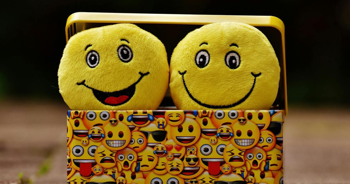 Due emoji di peluche in una scatola Due emoji di peluche in una scatola