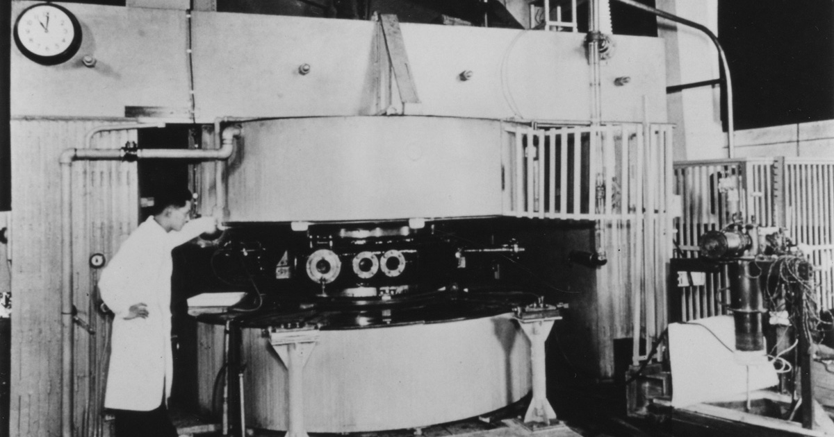 Il secondo ciclotrone del Riken. Il diametro del magnete è di 150 cm. Completato nel 1943 da Yoshio Nishina. Via Wikimedia, Public Domain Il secondo ciclotrone del Riken. Il diametro del magnete è di 150 cm. Completato nel 1943 da Yoshio Nishina. Via Wikimedia, Public Domain