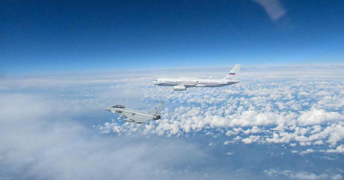 Due Typhoon della Royal Air Force (RAF) del 1° Squadrone (caccia) sono stati inviati in orbita per intercettare un aereo russo Tu-214. I Typhoon sono schierati in Estonia nell'ambito della missione NATO di polizia aerea del Baltico, OP AZOTIZE, 4 luglio 2023. Copyright della Corona del Ministero della Difesa del Regno Unito 2023/Handout.