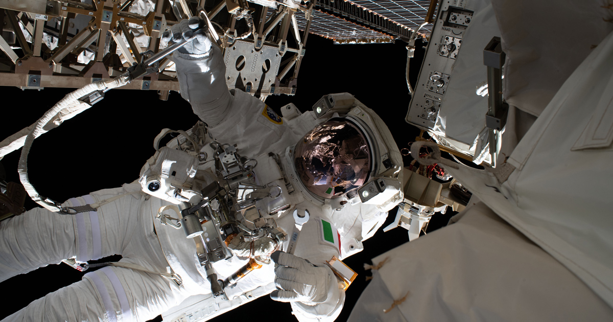 Luca Parmitano impegnato in una passeggiata spaziale sulla ISS. Foto: NASA