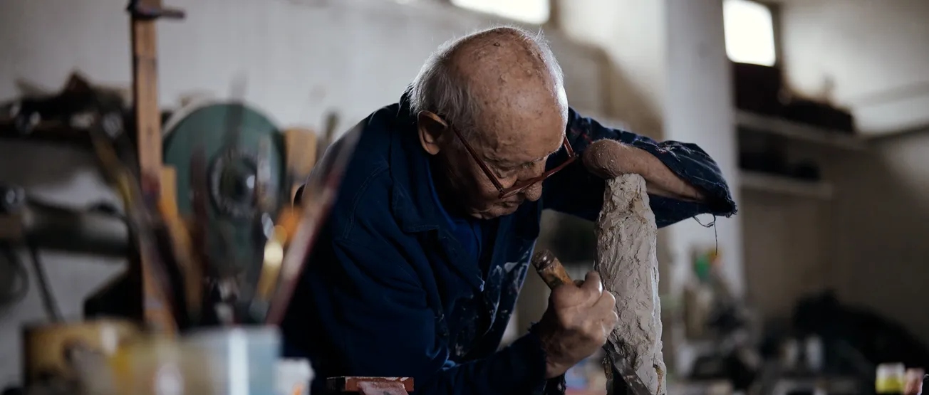 Nado Canuti al lavoro nel suo laboratorio, dal documentario "Nado" di Daniele Farina