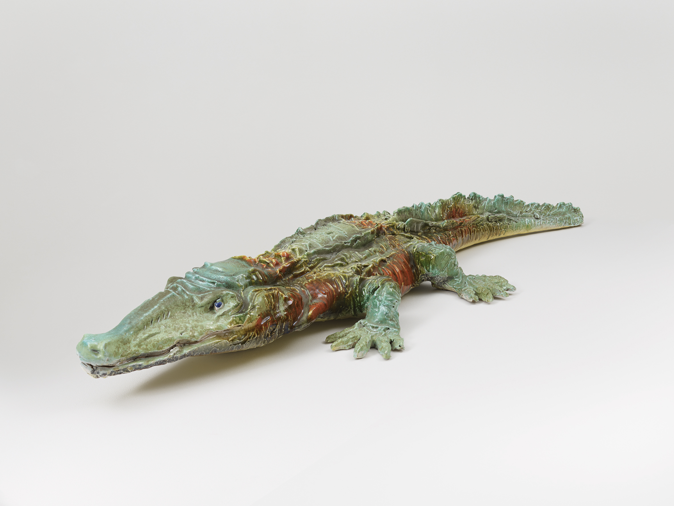 Lucio Fontana, Coccodrillo, 1936-37, terracotta smaltata e dipinta: verde, rosso e giallo, 18 x 130 x 42 cm. Karsten Greve, St. Moritz. © Fondazione Lucio Fontana, Milano, by SIAE 2025