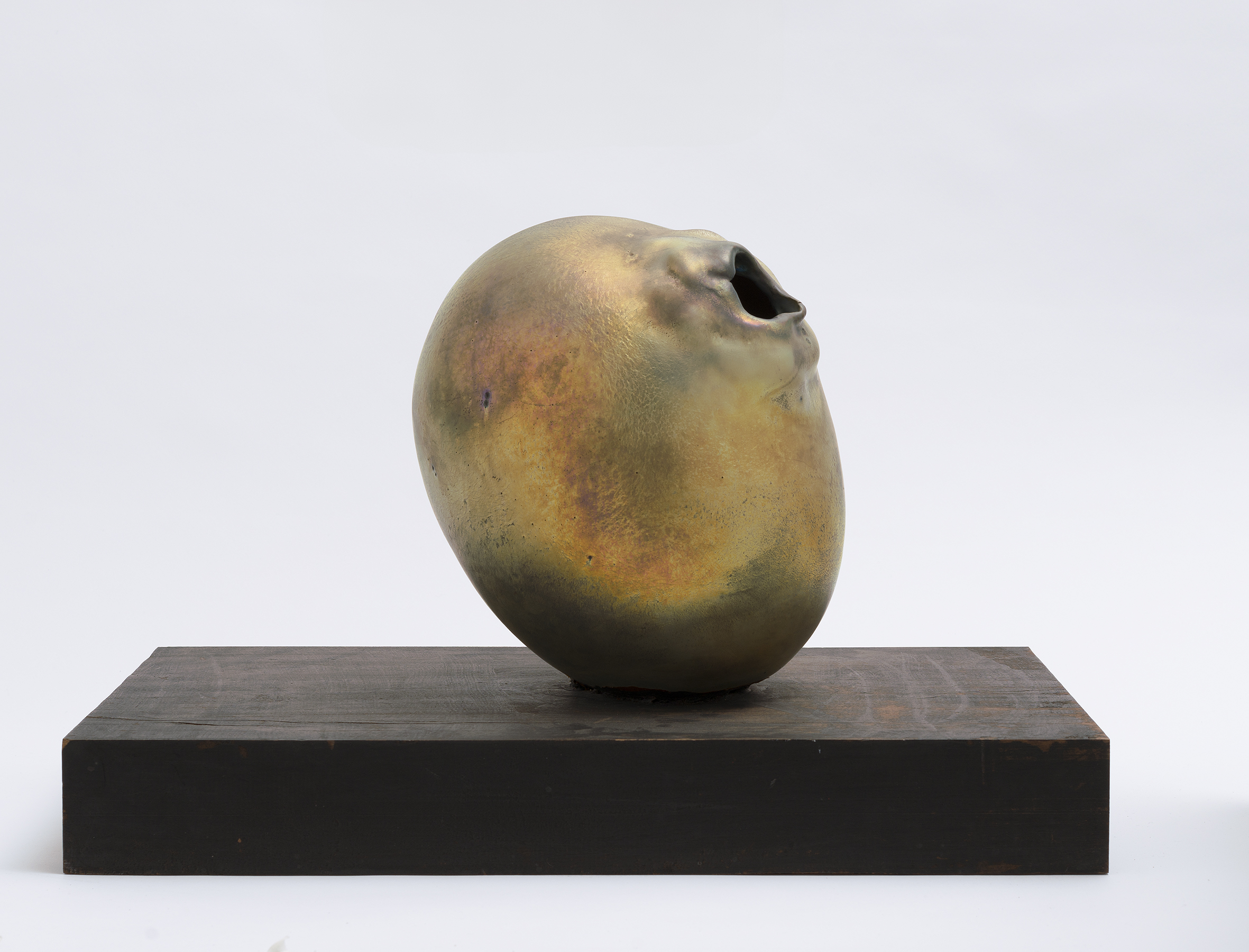 Lucio Fontana, Concetto spaziale, terracotta smaltata, lustrata e squarcio, 1962-63, 28 x 21 cm. Fondazione Lucio Fontana, Milano. © Fondazione Lucio Fontana, Milano, by SIAE 2025