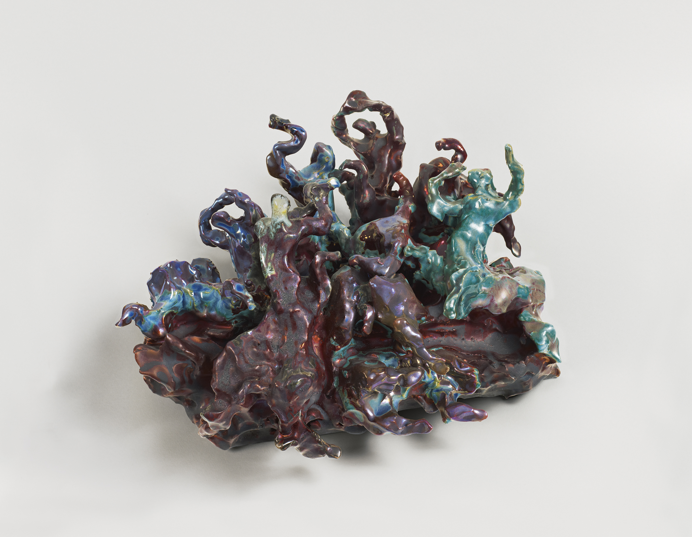 Lucio Fontana, Battaglia, 1947, terracotta smaltata, dipinta, e lustrata: amaranto, azzurro e turchese, 15 x 39 x 21,5 cm. Karsten Greve, St. Moritz. © Fondazione Lucio Fontana, Milano, by SIAE 2025
