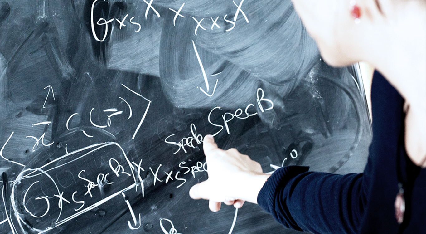 mano femminile indicante calcoli matematici su lavagna