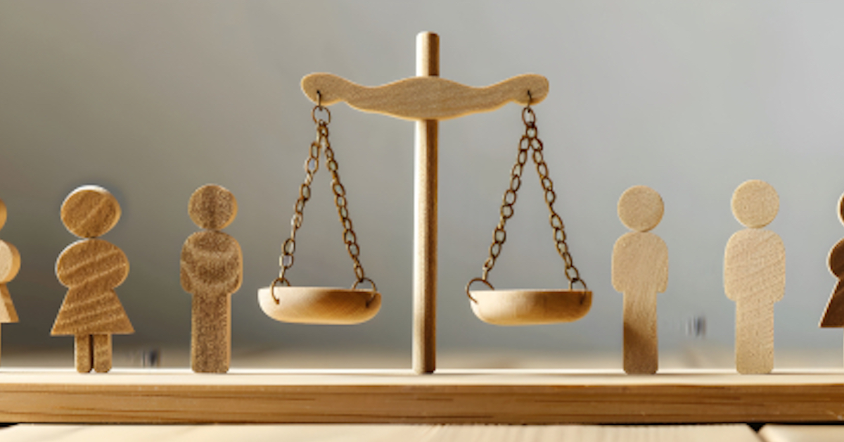 bilancia e figurine umane lignee