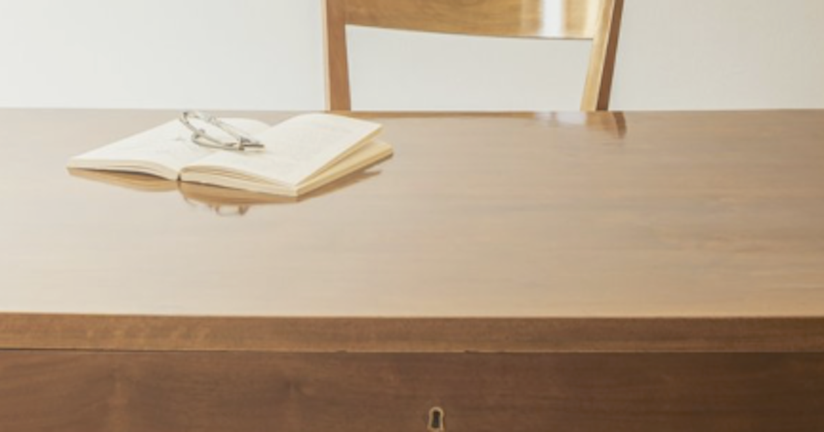 sedia escrivania con libro aperto e occhiali