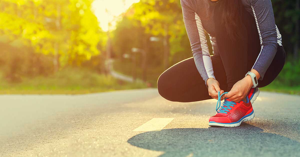 ragazza che si allaccia le scarpe da ginnastica