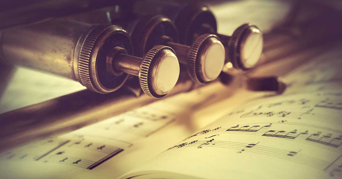 particolare della tromba con spartiti musicali