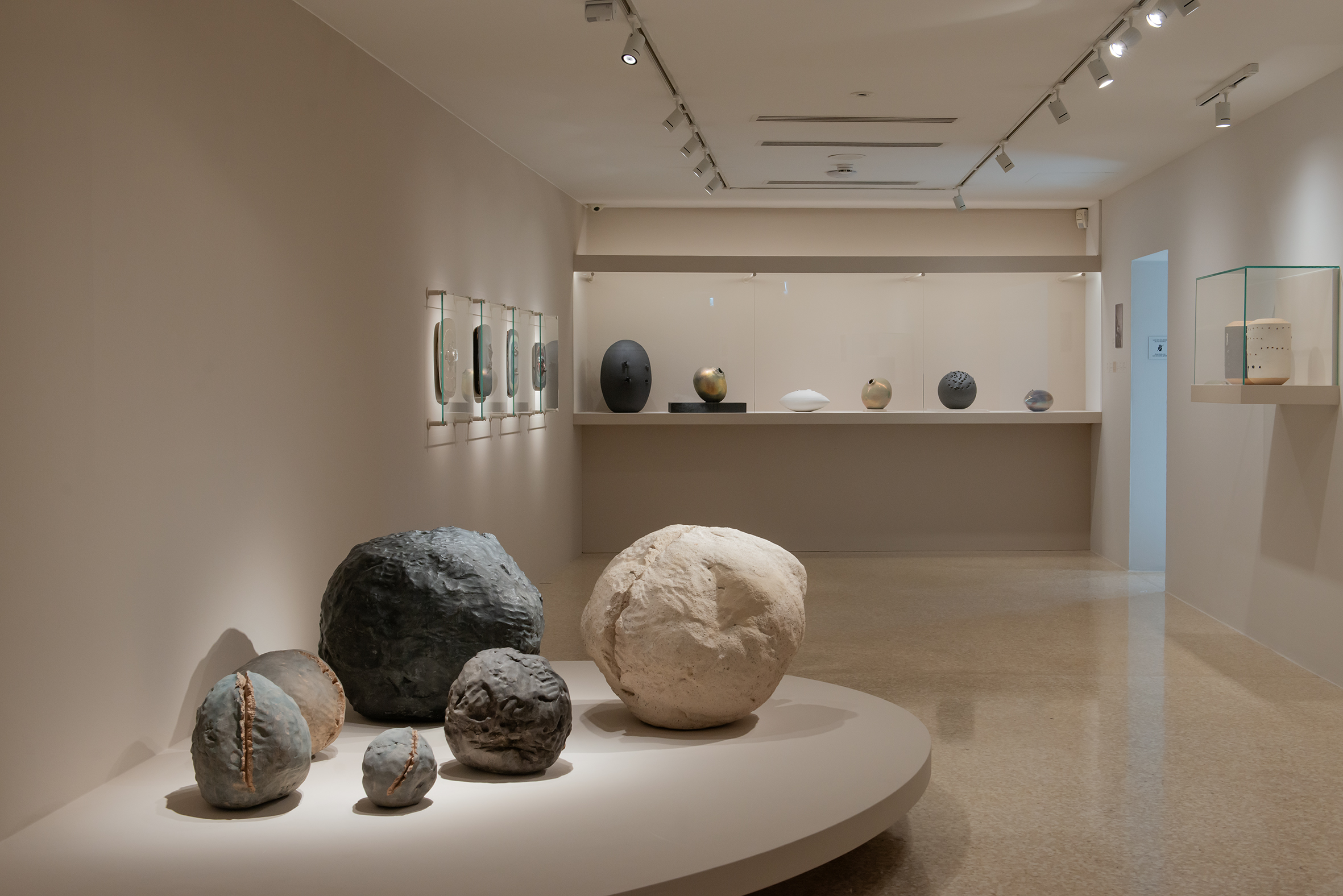 © Mani-Fattura: le ceramiche di Lucio Fontana, 11.10.2025 – 02.03.2026, Collezione Peggy Guggenheim. Ph. Claudia Corrent