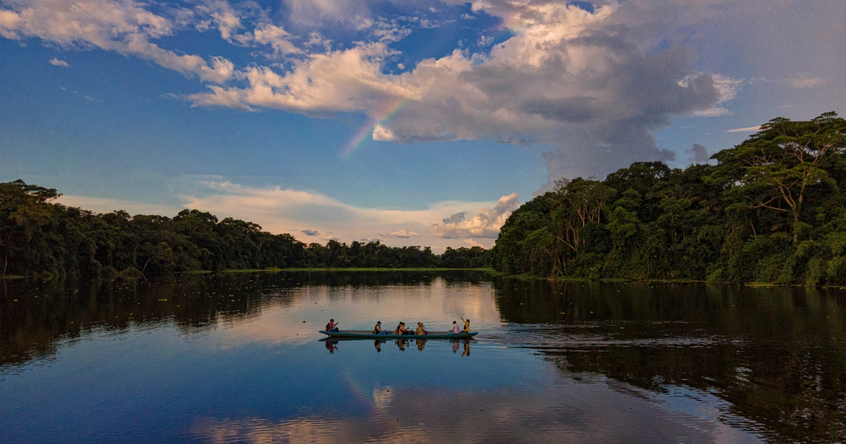 persone in barca su un fiume in amazzonia