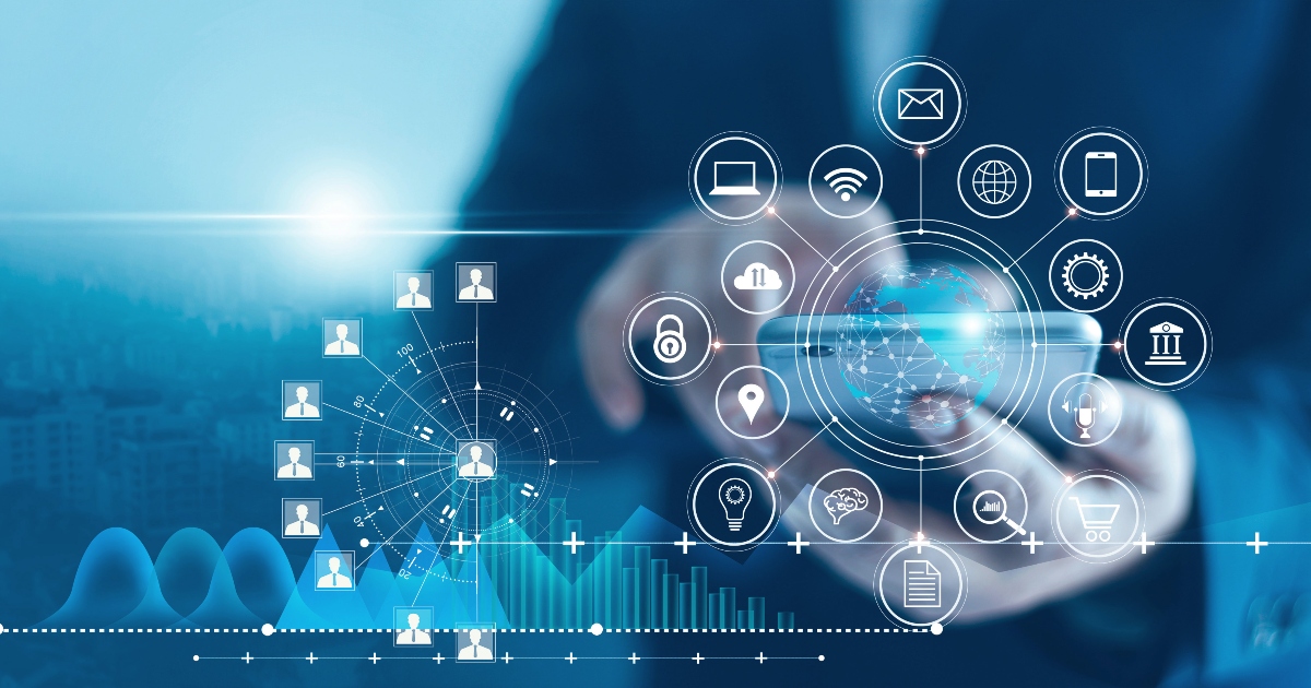 mani di uomo con telefono 