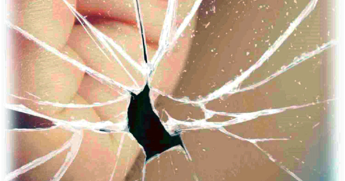 vetro rotto riflettente pugno