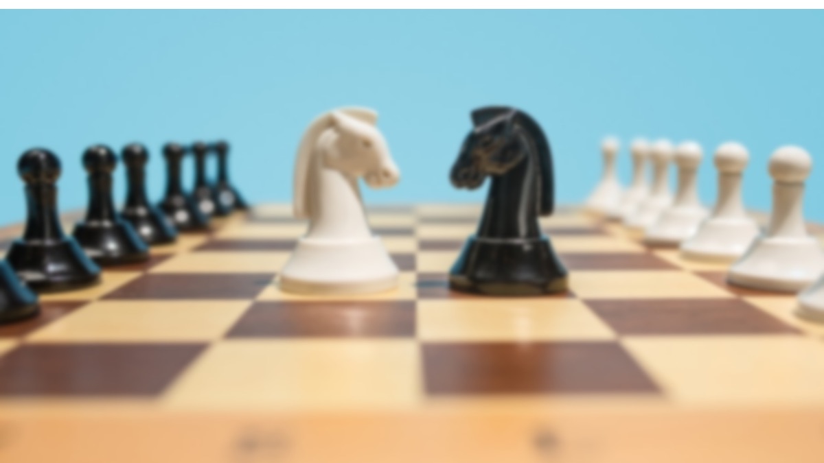 su scacchier cavalli bianco e nero 