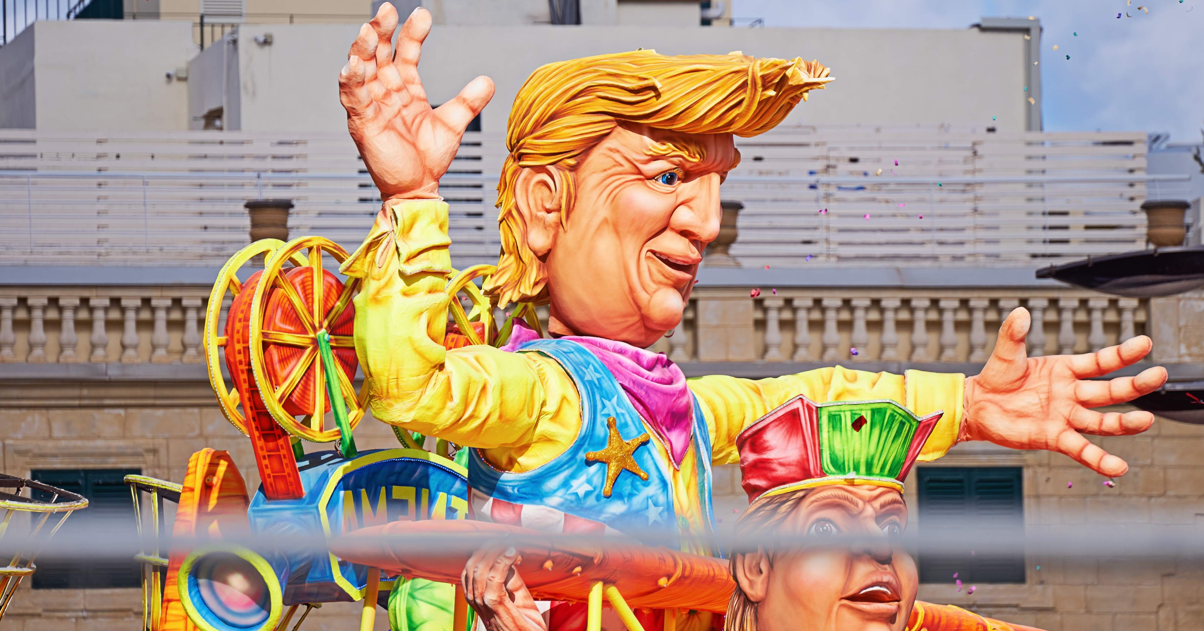 Carro allegorico con Donald Trump