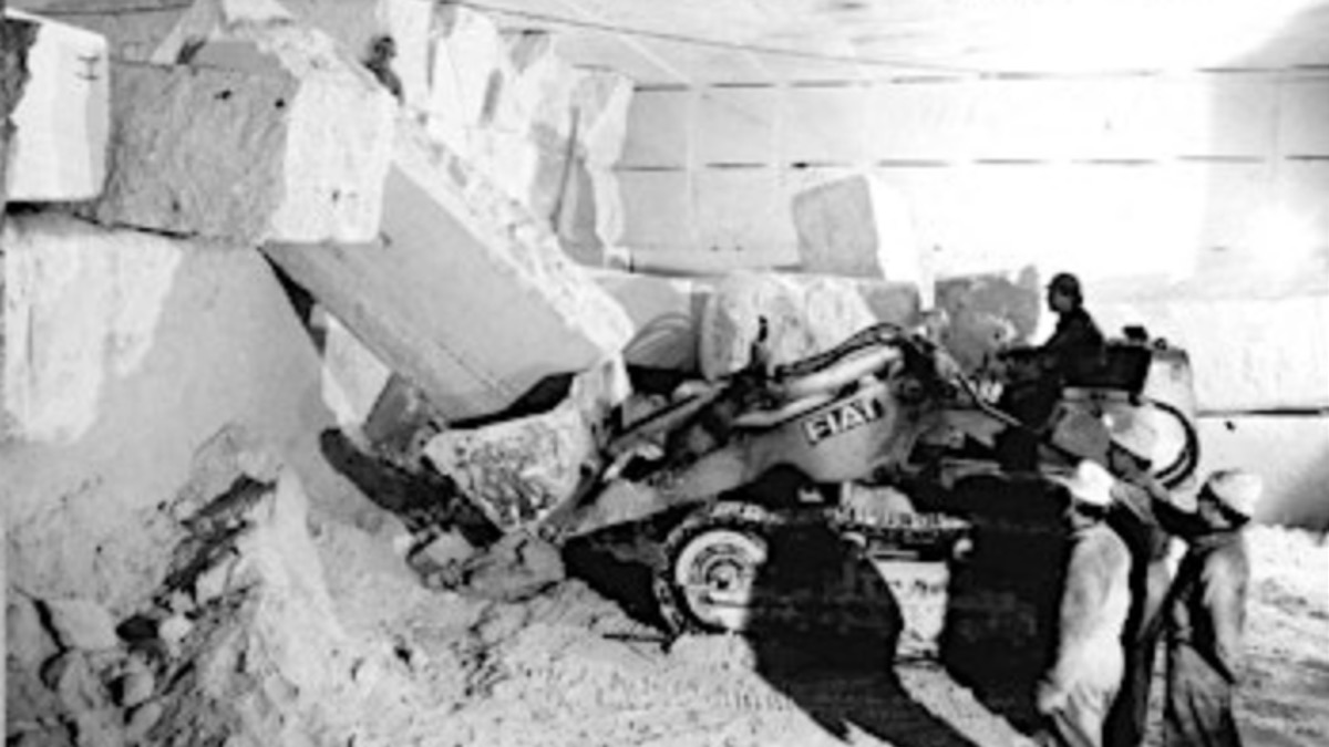 foto cavatori all'opera con macchinari 